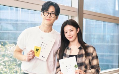 kim-seon-ho-go-youn-jung-and-more-preview-chemistry-at-script-reading-for-new-rom-com-drama