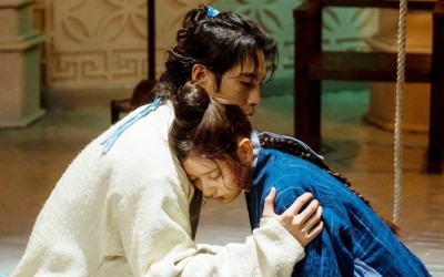 Lee Jae Wook Tenderly Embraces A Blood-Spattered Jung So Min In “Alchemy Of Souls”
