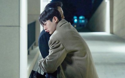 Lee Jung Ha Drunkenly Embraces Shin Ha Kyun In "The Auditors"