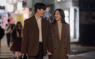wi-ha-joon-and-jung-ryeo-won-happily-hold-hands-in-public-on-the-midnight-romance-in-hagwon