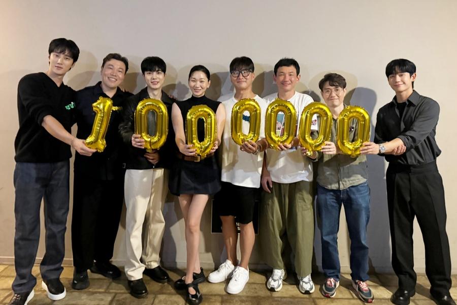 Jung Hae In, Hwang Jung Min, Ahn Bo Hyun, And More Celebrate 