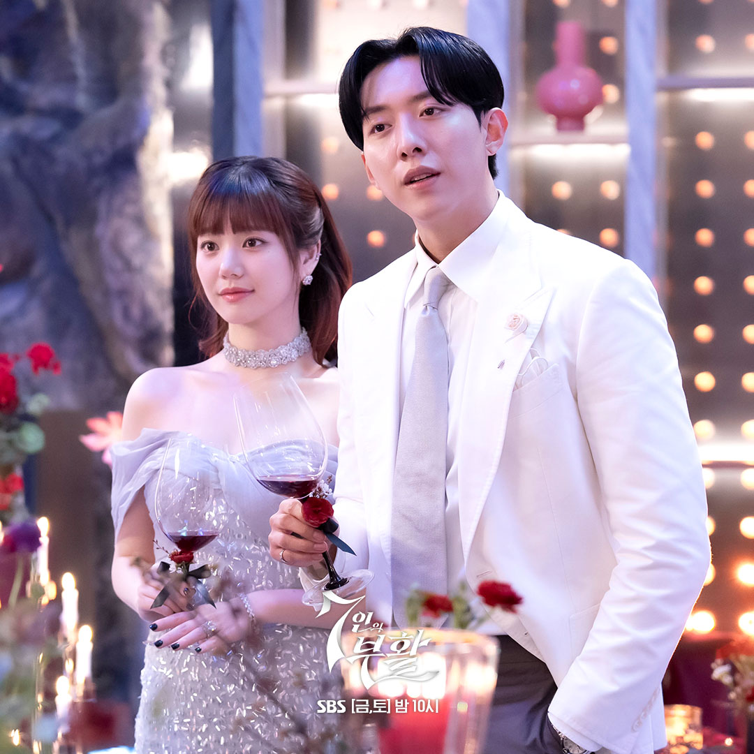 Lee Yoo Bi And Lee Jung Shin Invite Villains To Their Engagement Party In 