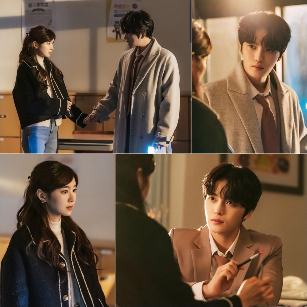 Jin Se Yeon And Kim Jae Joong Hold Hands In An Empty Classroom In 