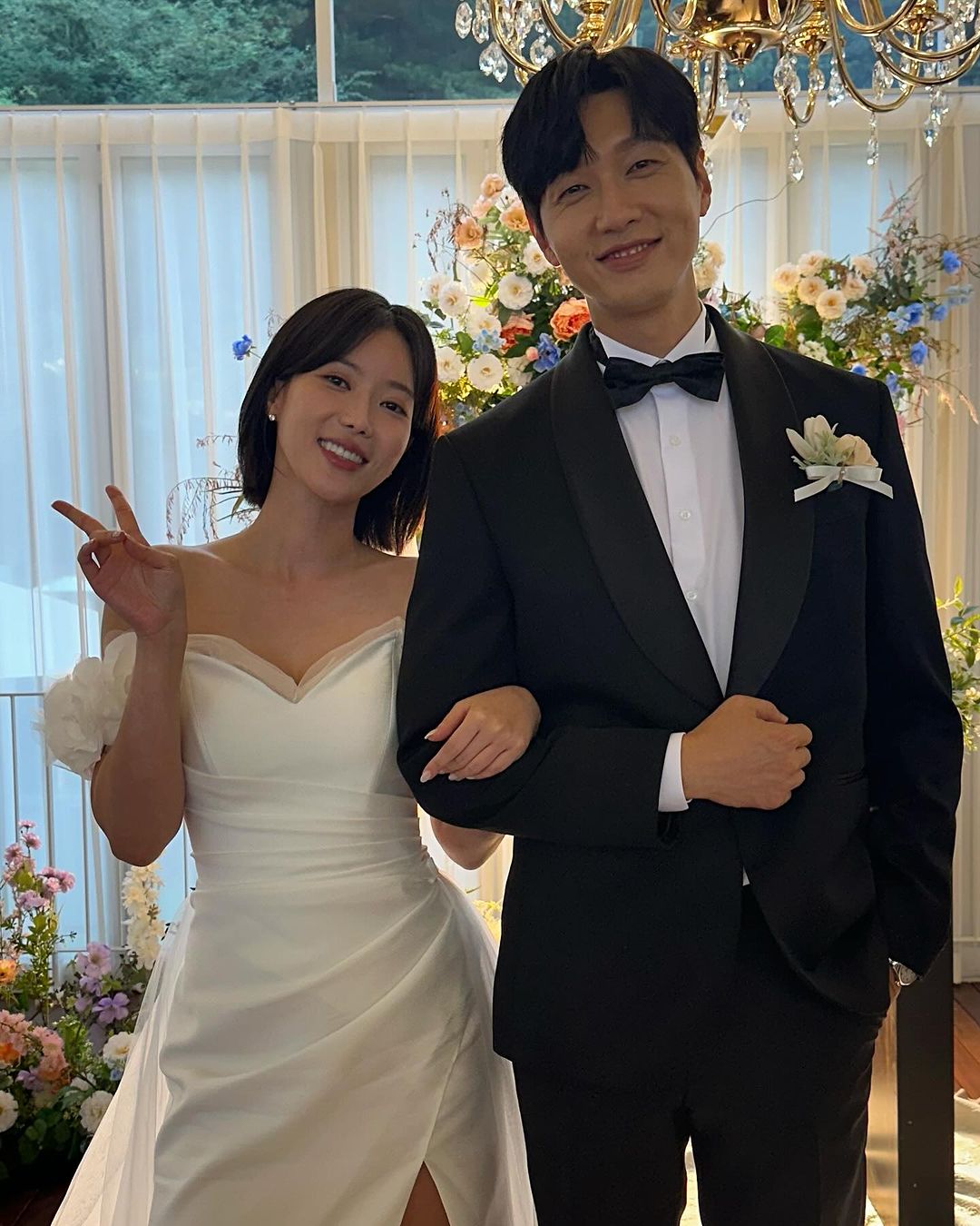 Im Soo Hyang Shares Stunning Behind-The-Scenes Wedding Photos With Ji Hyun Woo On Set Of “Beauty and Mr. Romantic”