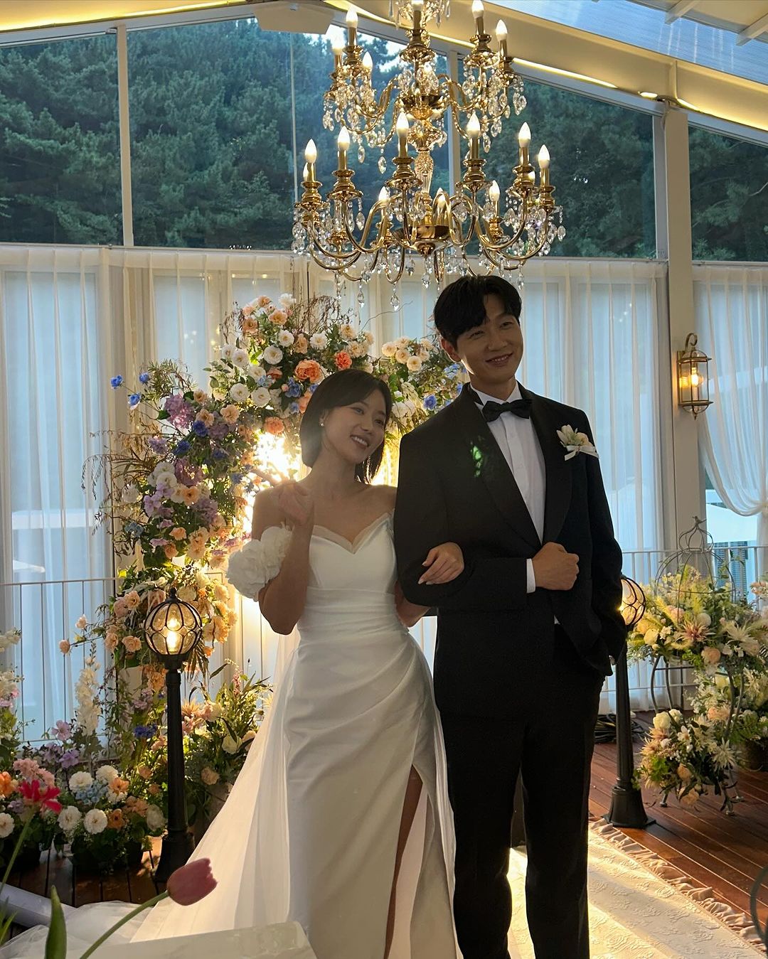 Im Soo Hyang Shares Stunning Behind-The-Scenes Wedding Photos With Ji Hyun Woo On Set Of “Beauty and Mr. Romantic”