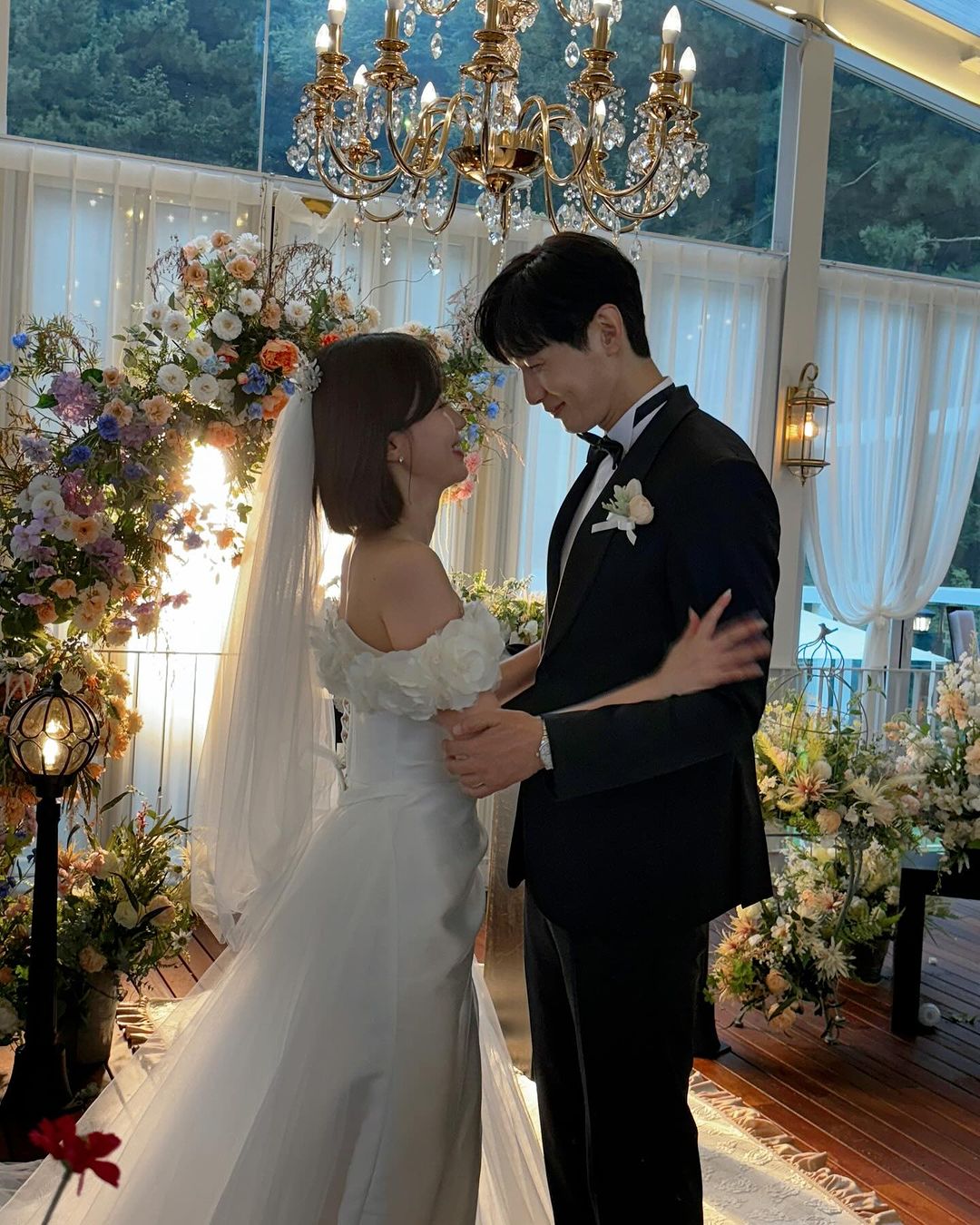 Im Soo Hyang Shares Stunning Behind-The-Scenes Wedding Photos With Ji Hyun Woo On Set Of “Beauty and Mr. Romantic”