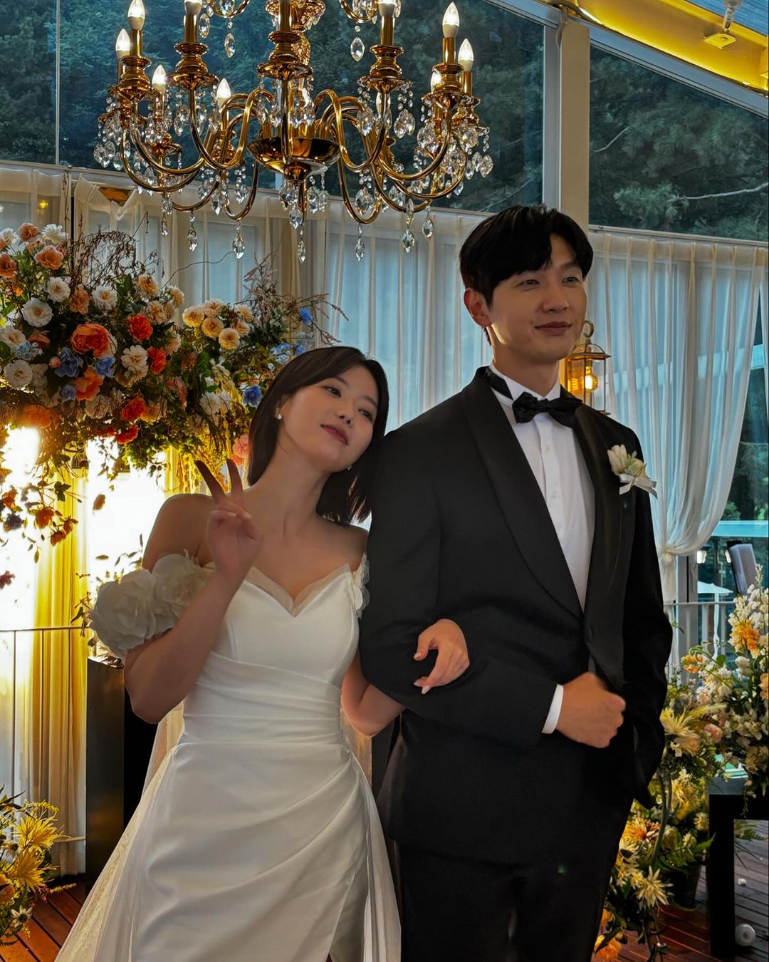 Im Soo Hyang Shares Stunning Behind-The-Scenes Wedding Photos With Ji Hyun Woo On Set Of “Beauty and Mr. Romantic”