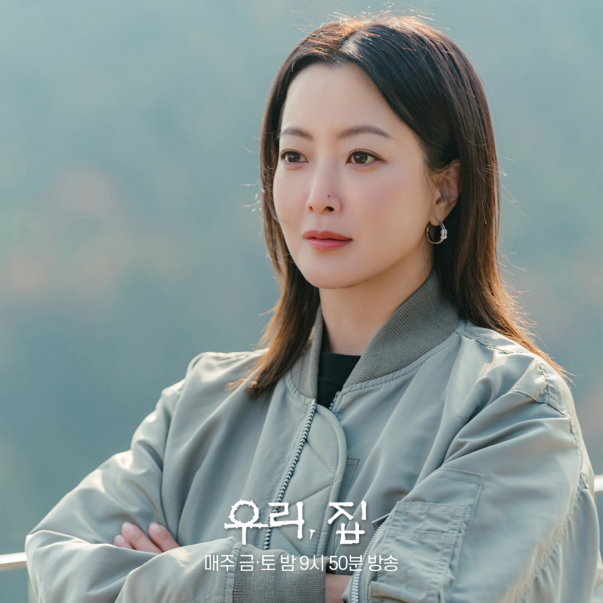 Lee Hye Young And Kim Hee Sun Are In A Tense Battle Of Nerves In 