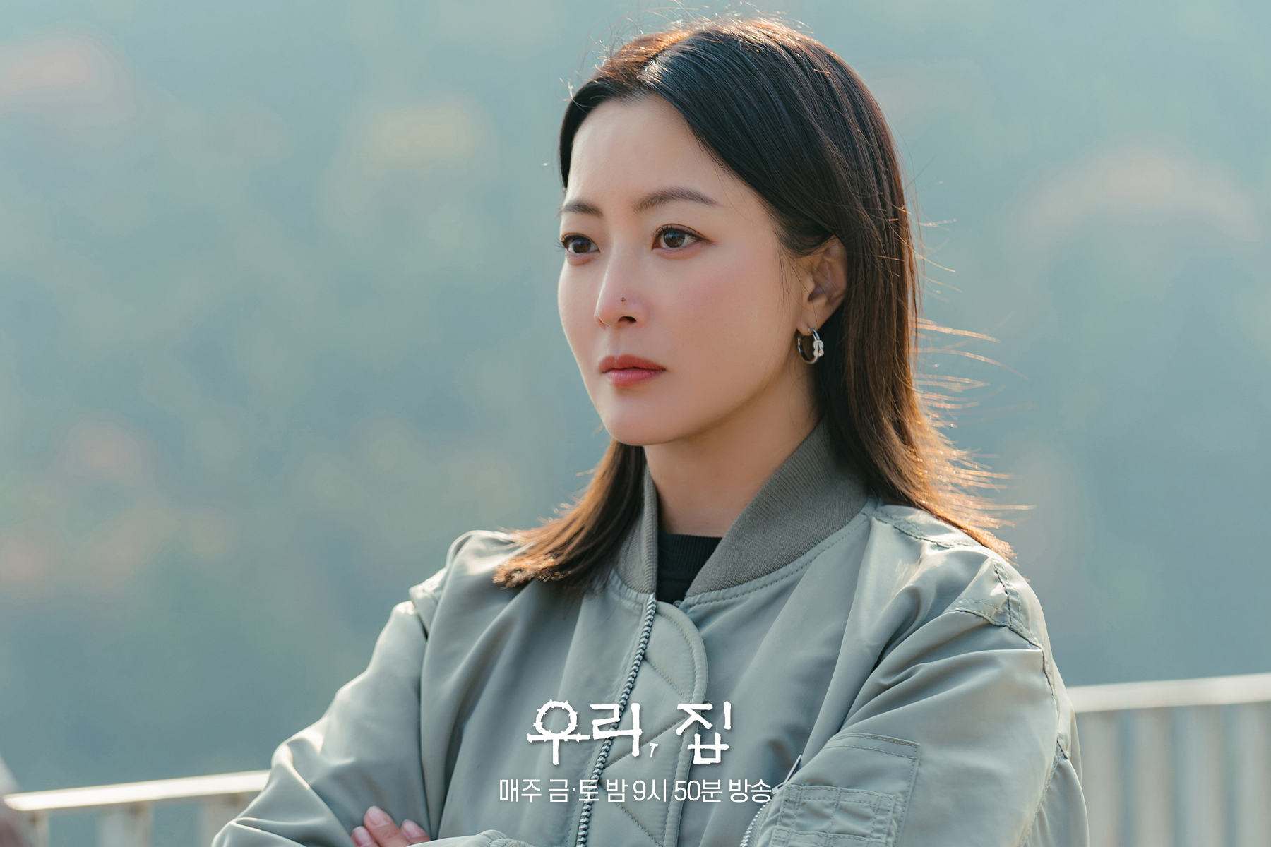 Lee Hye Young And Kim Hee Sun Are In A Tense Battle Of Nerves In 