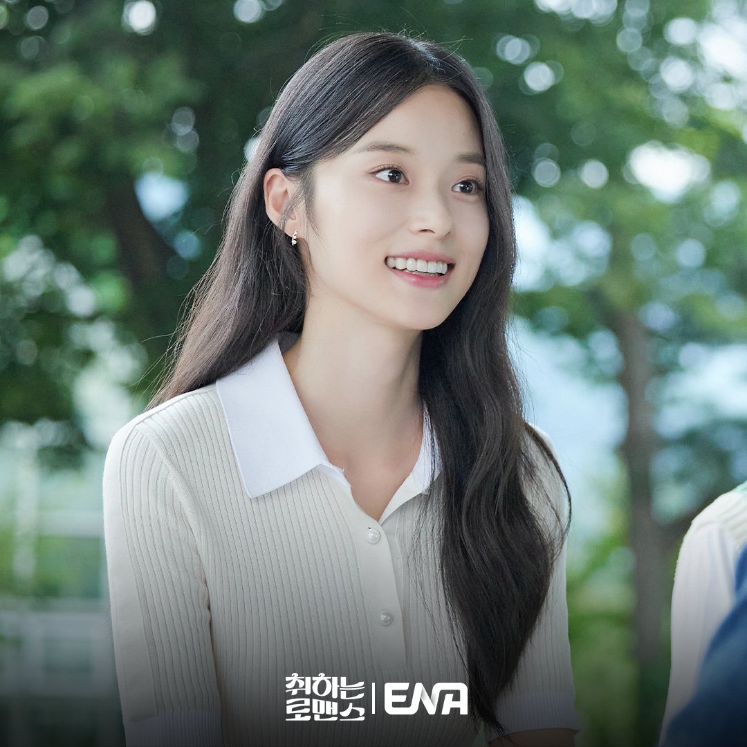 Shin Do Hyun Introduces Herself To Baek Sung Chul To Offer Business Opportunities In Upcoming Drama 