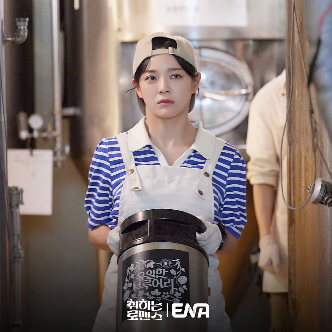 Kim Se Jeong Begins Helping Out At Lee Jong Won’s Brewery In “Brewing Love”