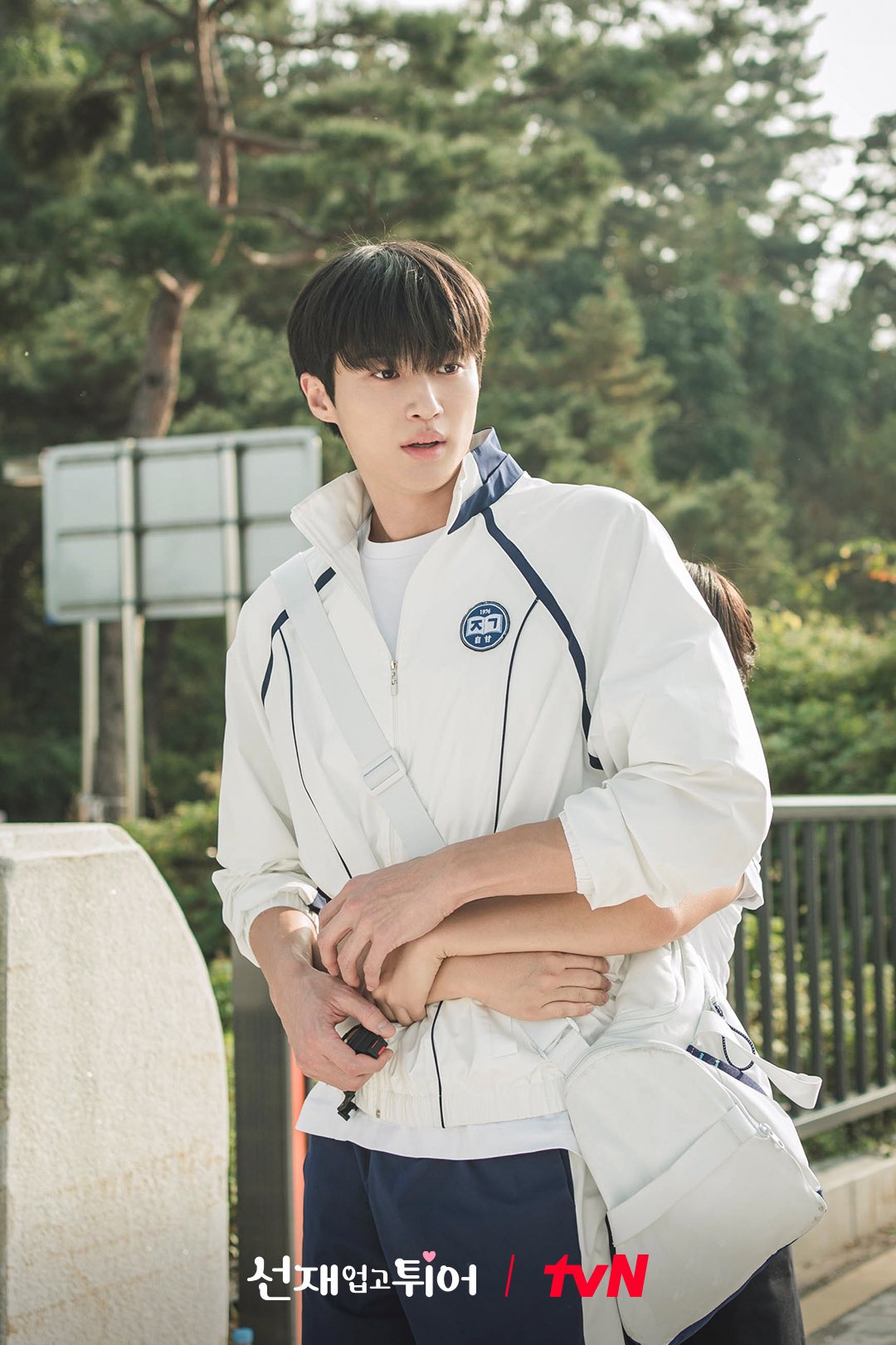 Byun Woo Seok Is Taken Aback By Kim Hye Yoon’s Emotional Hug In “Lovely Runner”