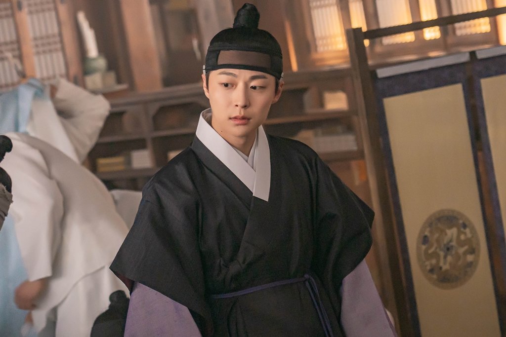 Bae In Hyuk Hides His Royal Roots And Becomes A Trainee At An Inn In New Drama “Check In Hanyang”