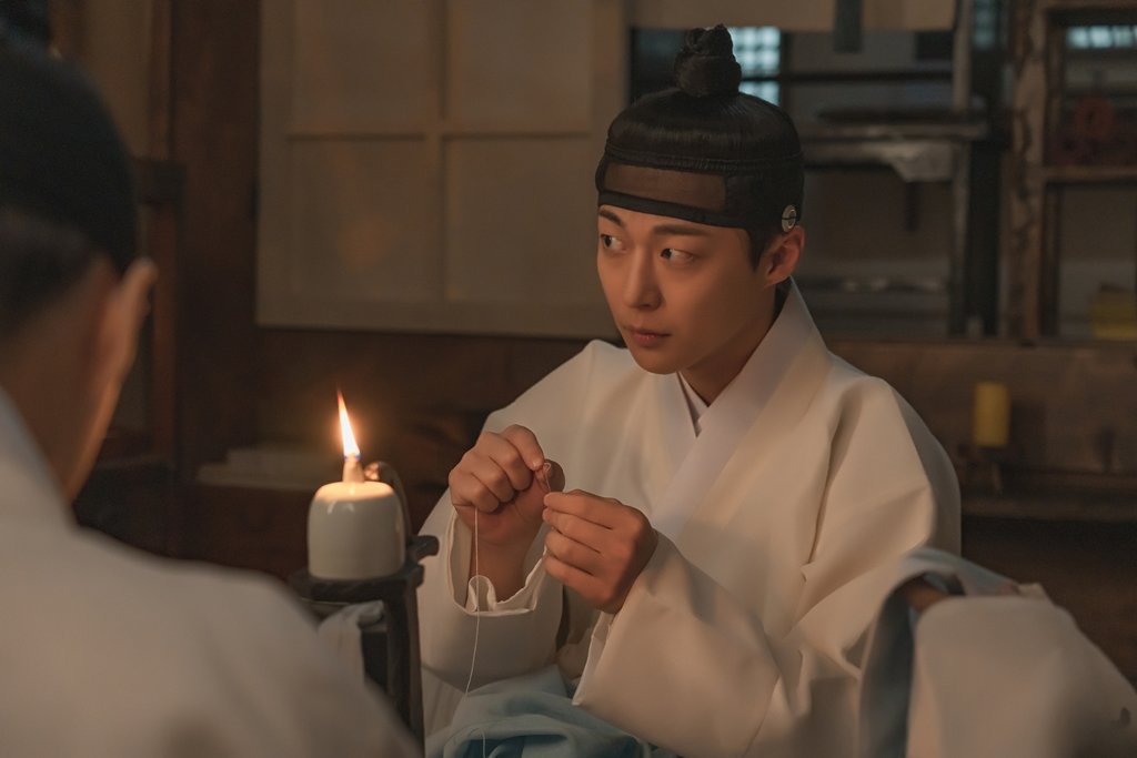 Bae In Hyuk Hides His Royal Roots And Becomes A Trainee At An Inn In New Drama “Check In Hanyang”