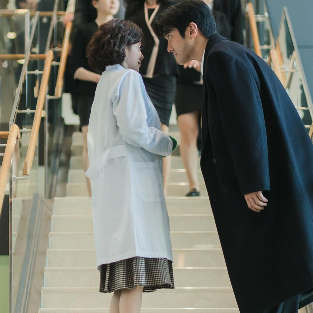 Choi Siwon And Jung In Sun Get Close For A Secret Conversation In Upcoming Drama 