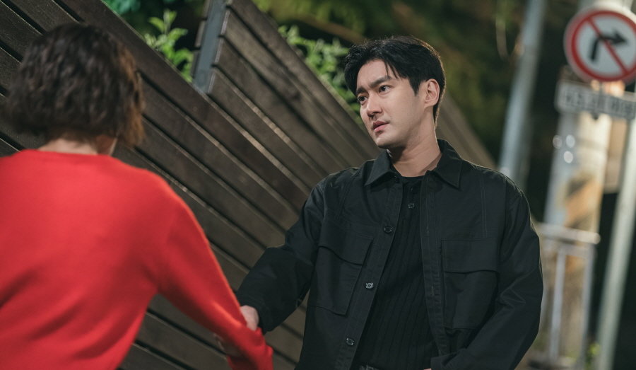 Choi Siwon Tries—And Fails—To Stop A Tearful Jung In Sun From Leaving In 