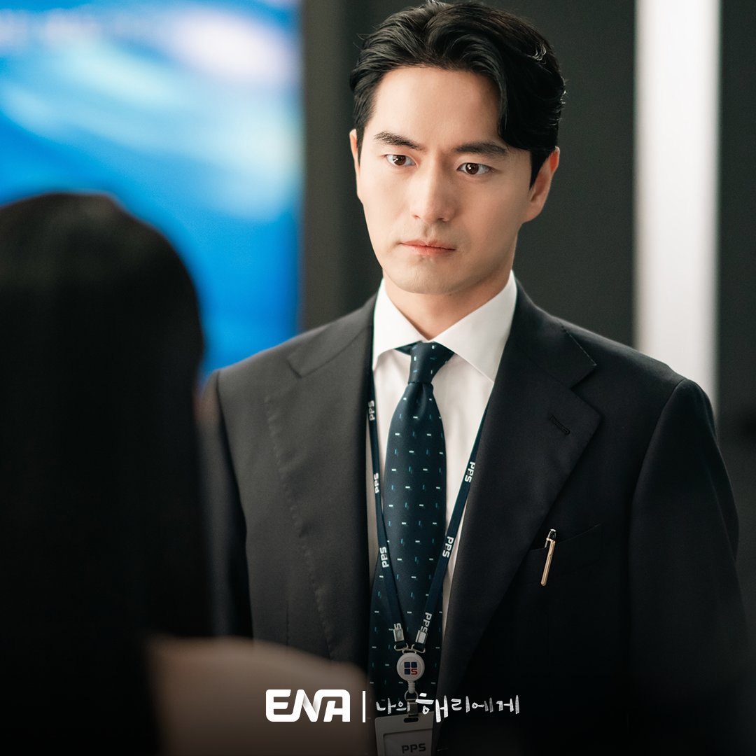 Lee Jin Wook Dazzles As The Top-Ranked Talent Of The News Department In Upcoming Drama 