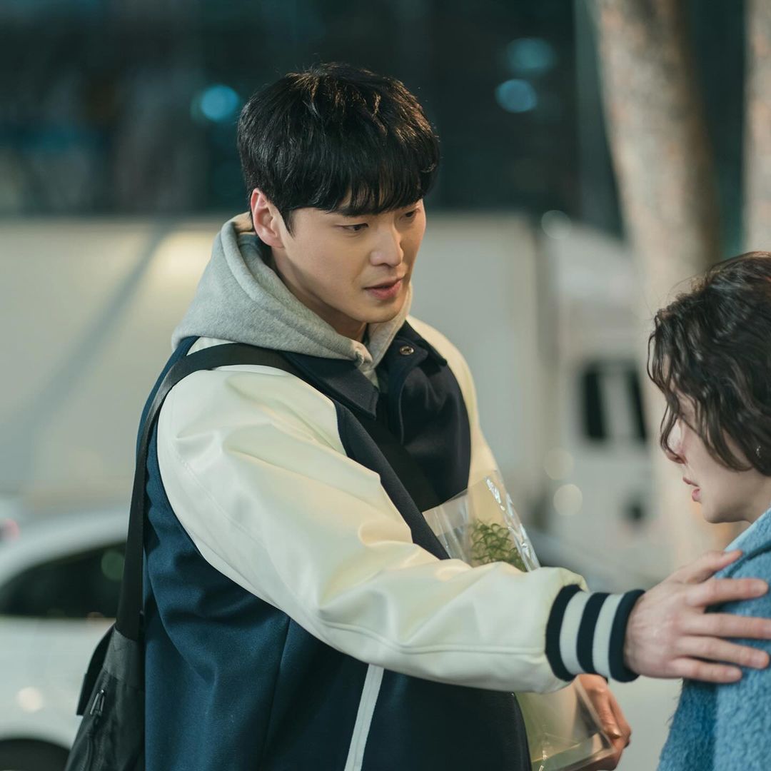 Lee Tae Hwan Is A Protective Knight For Jung In Sun In New Rom-Com 