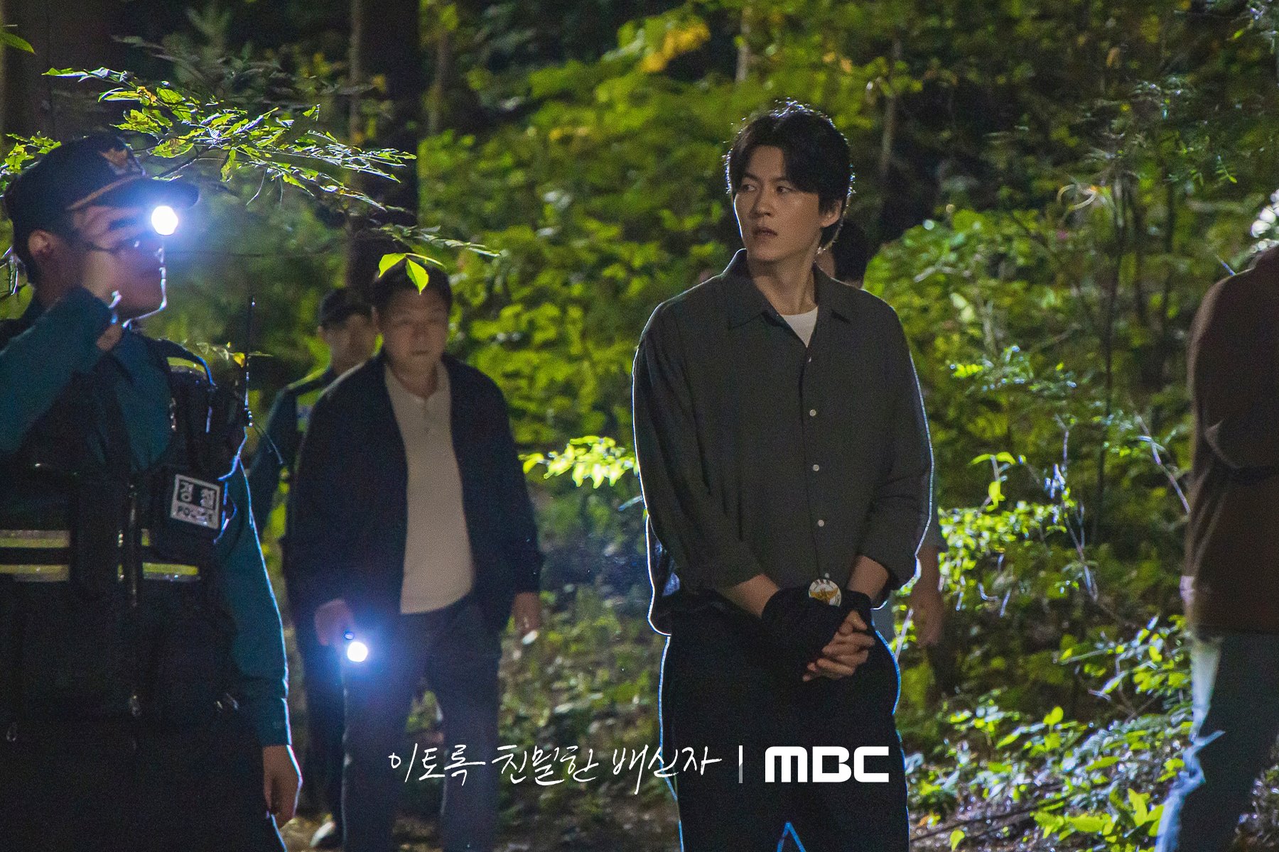 Han Suk Kyu Follows Suspect Yoo Eui Tae To The Mountain In Search Of Evidence In “Doubt”