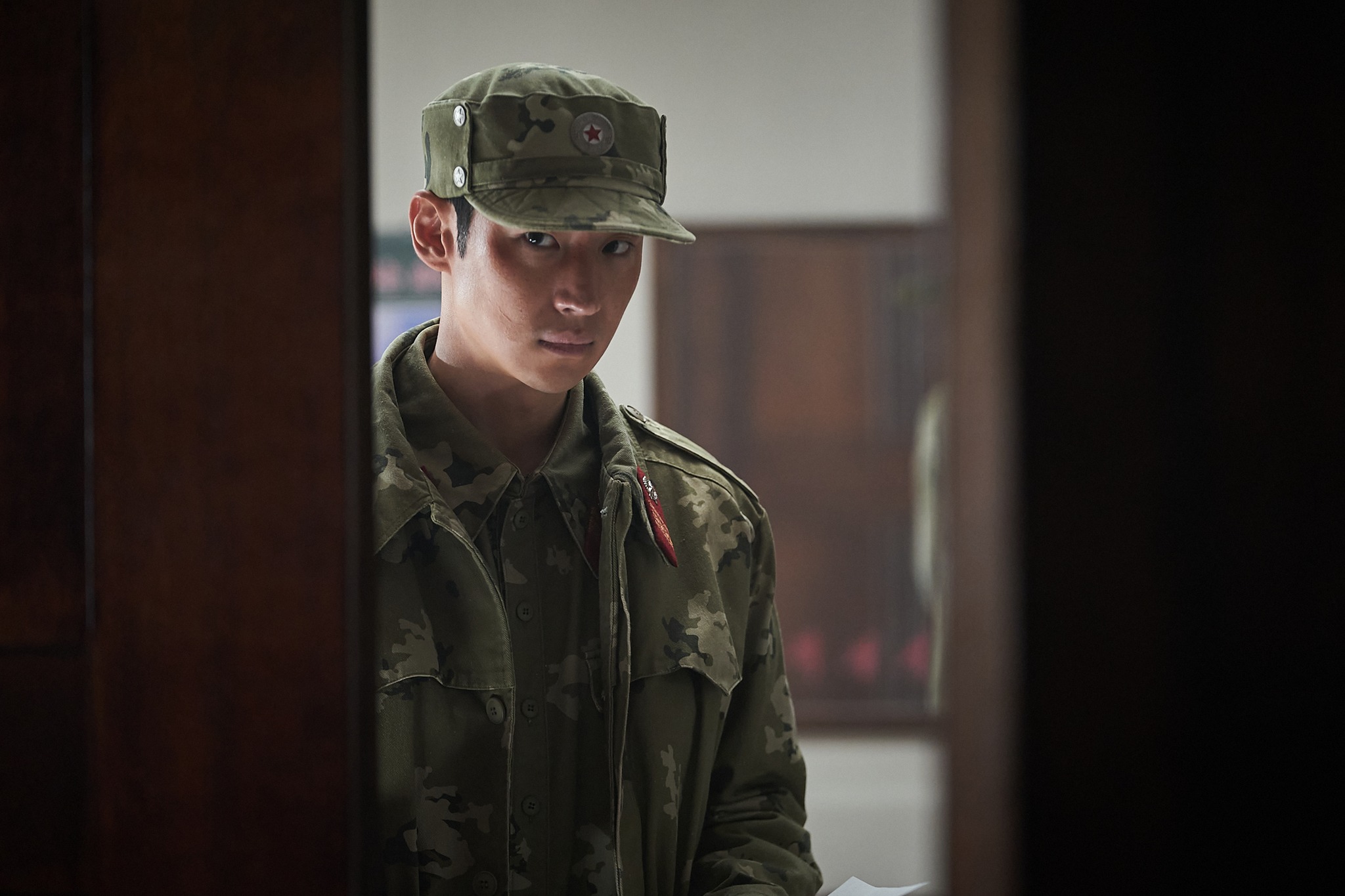 Koo Kyo Hwan Is Determined To Catch Lee Je Hoon With Any Means Necessary In Upcoming Film “Escape”