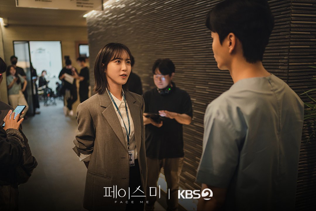 Lee Min Ki, Han Ji Hyeon, Lee Yi Kyung, And Jeon Bae Soo Bring Dedication To The Set Of “Face Me”