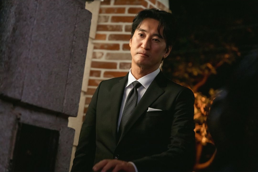 Shin Hyun Joon Is A Hard-Hearted Chairman Who Struggles With Family Issues In New Drama 