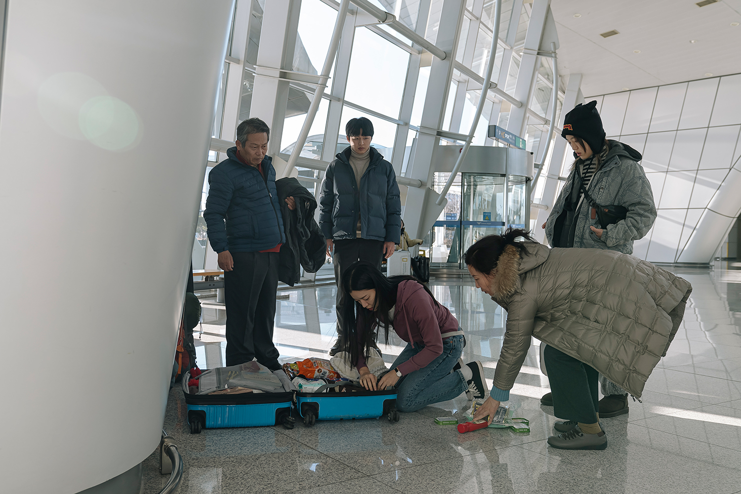 Go Ah Sung Comes Across Joo Jong Hyuk As She Begins A New Life In New Zealand In Upcoming Film “Because I Hate Korea”