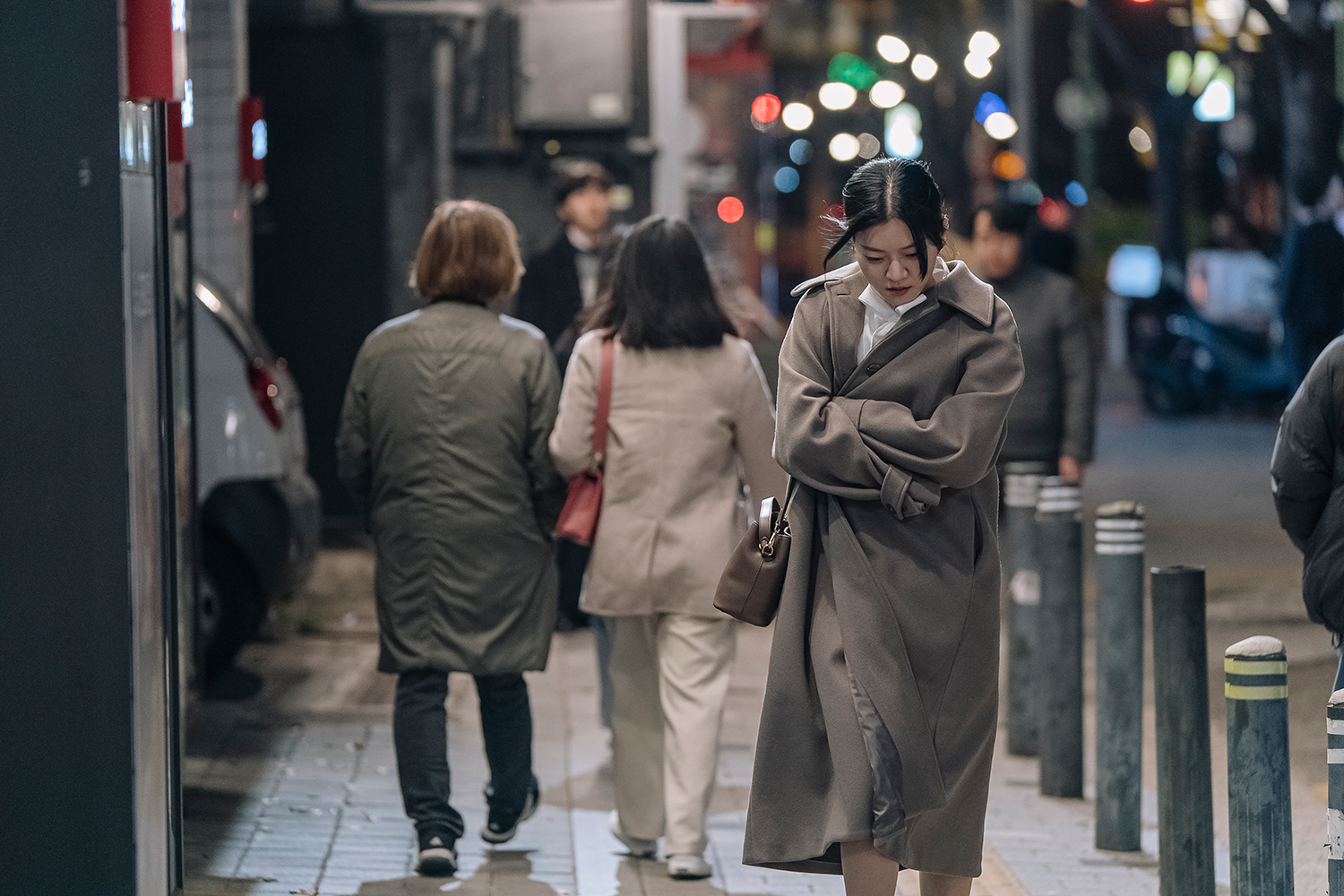 Go Ah Sung Comes Across Joo Jong Hyuk As She Begins A New Life In New Zealand In Upcoming Film “Because I Hate Korea”