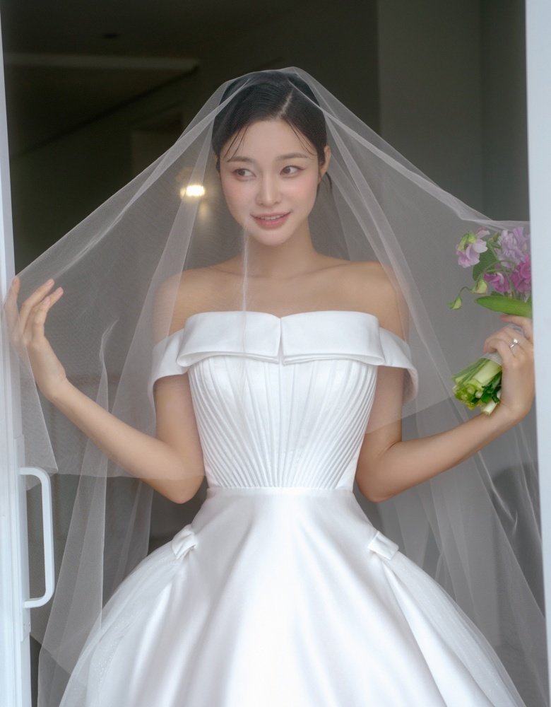 Actress Han Eu Ddeum Announces Marriage Plans + Shares Beautiful Wedding Photos