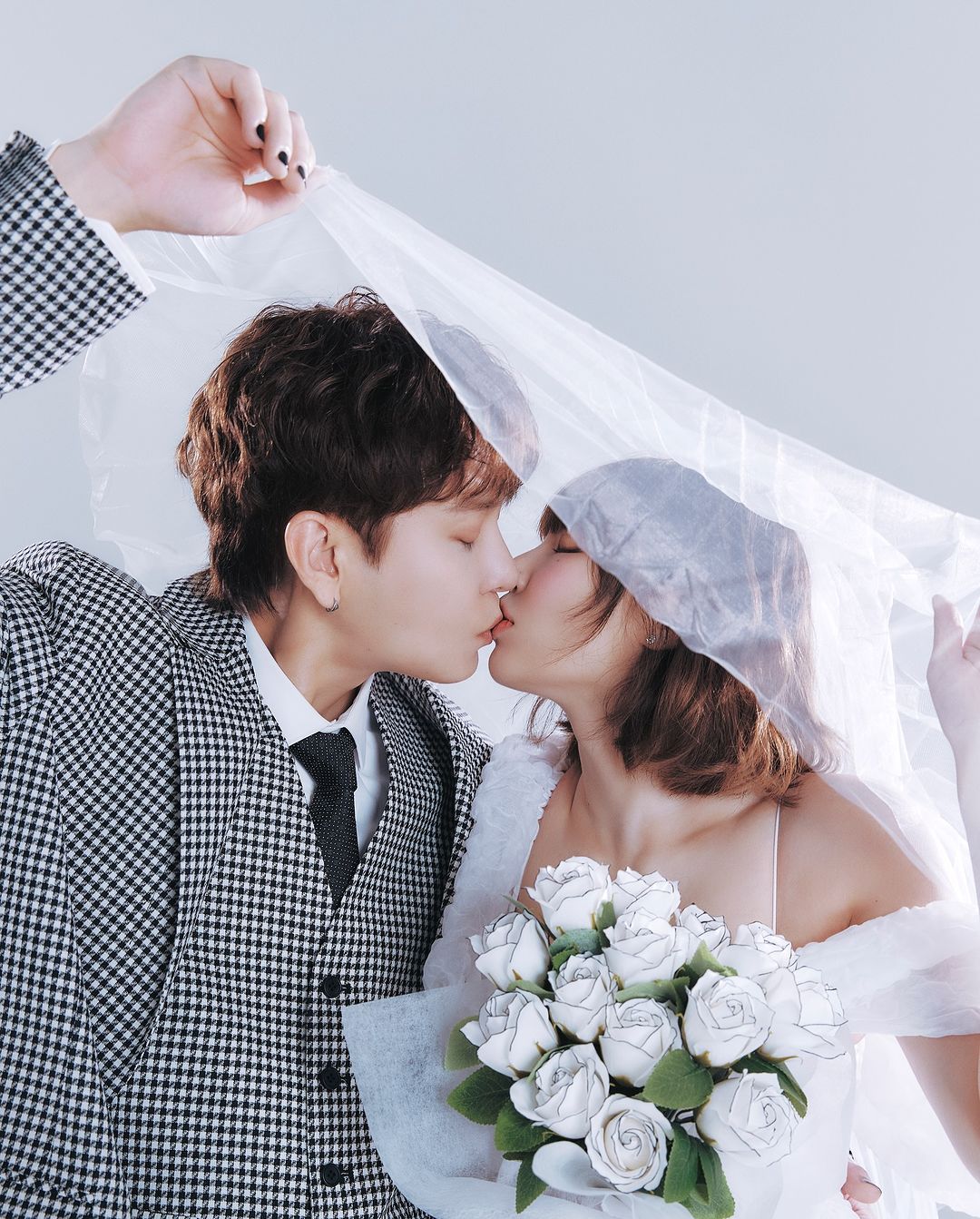 HyunA Shares Wedding Photos With Yong Junhyung