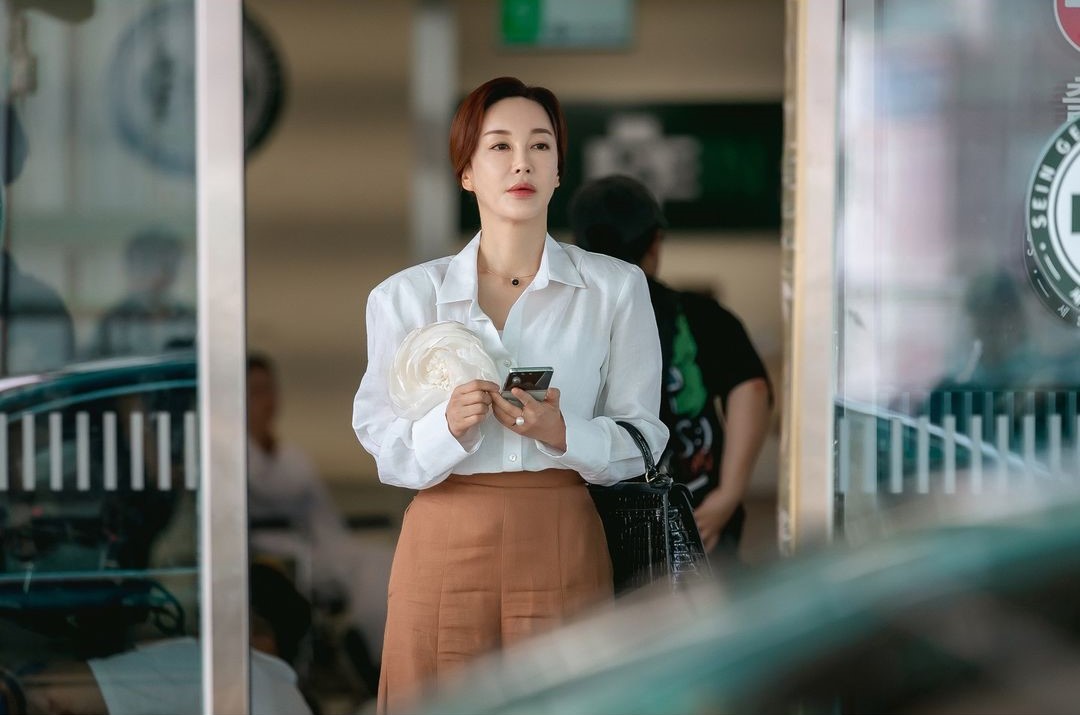 Kim Hye Eun Is A Wealthy Wife With A Hidden Secret In New Drama 