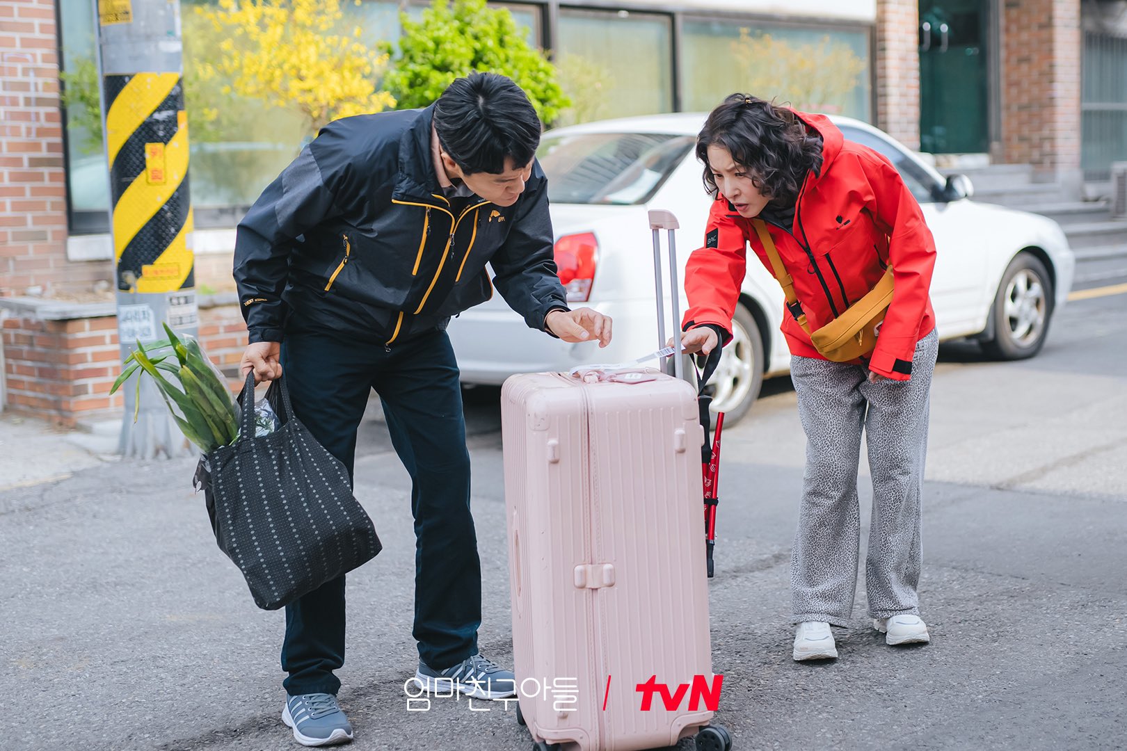 Jung Hae In Reunites With Jung So Min As She Desperately Tries To Hide From Her Parents In 