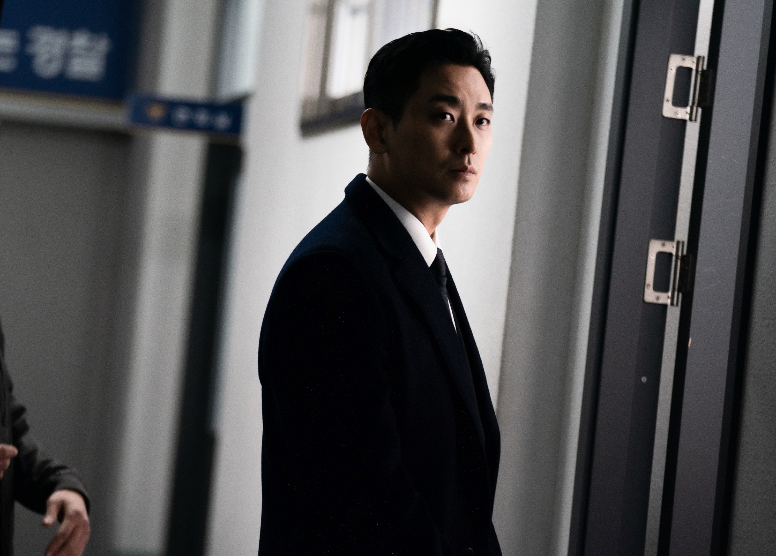 Joo Ji Hoon Is A Former Military Officer-Turned-Bodyguard With A Past In “Blood Free”