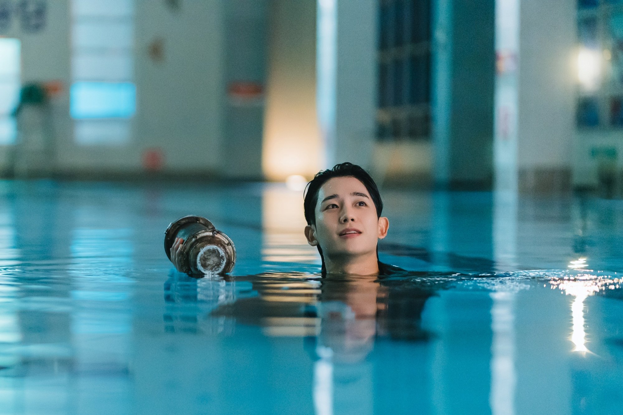 Jung Hae In And Jung So Min Go Back To Their High School Swimming Pool In 