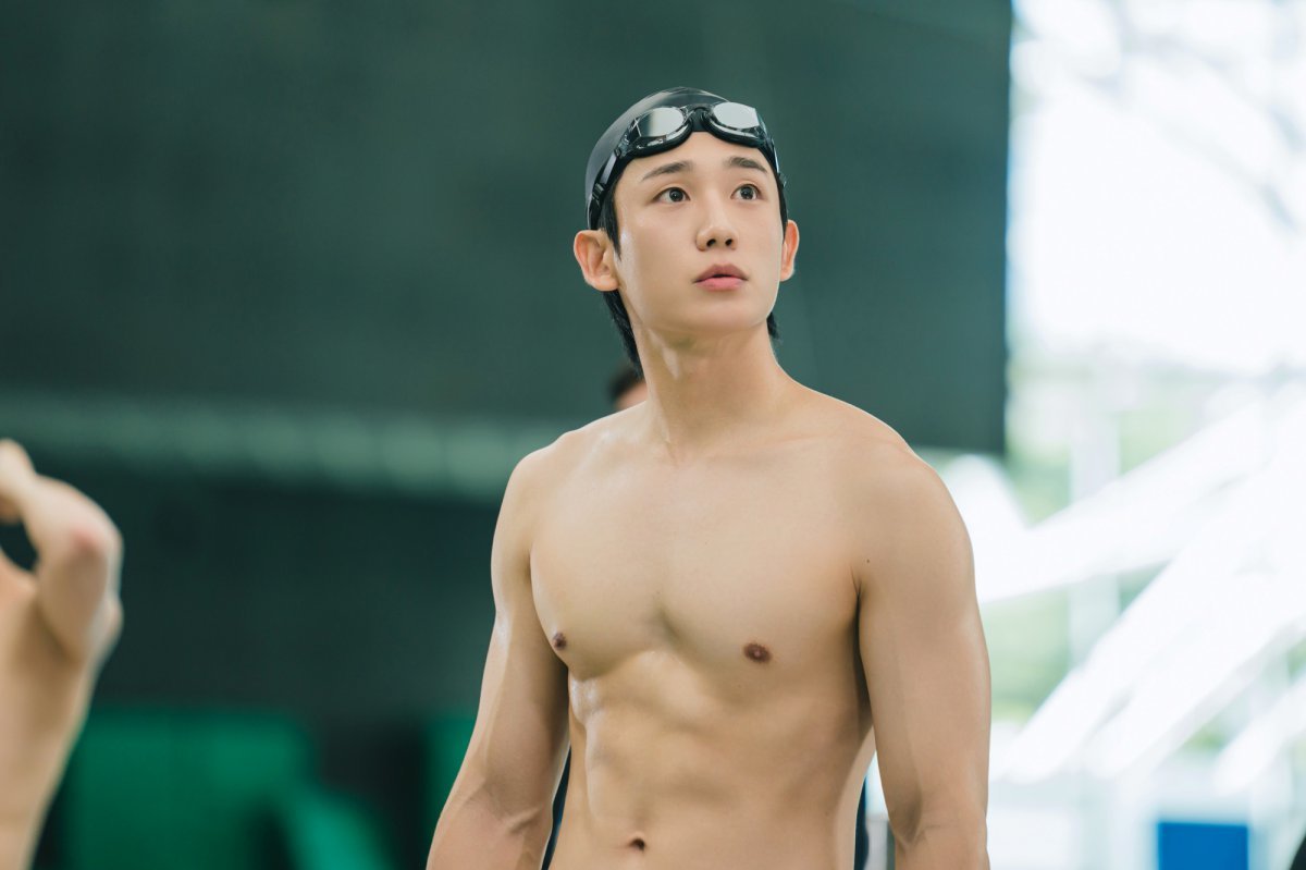 Jung Hae In Is Surprised To See Jung So Min Cheering Him On At A Swim Meet In 