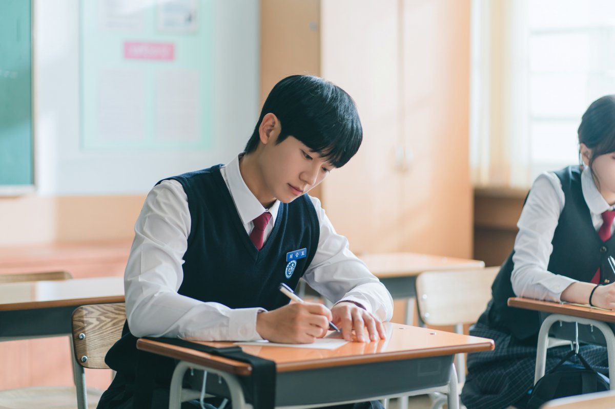 Jung Hae In Is Surprised To See Jung So Min Cheering Him On At A Swim Meet In 