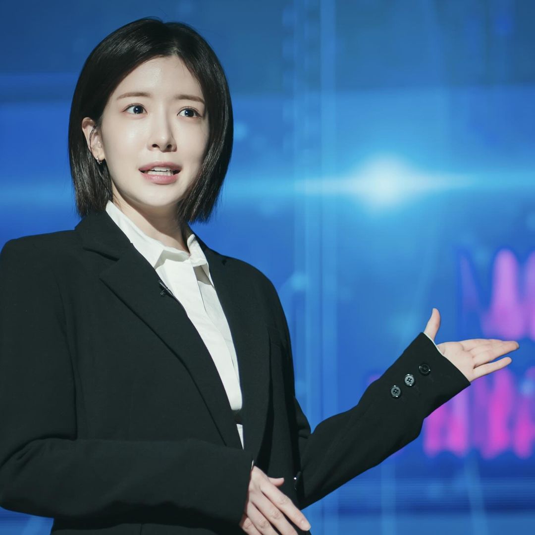 Jung In Sun Commands The Stage As She Gives Lecture About DNA In New Rom-Com 