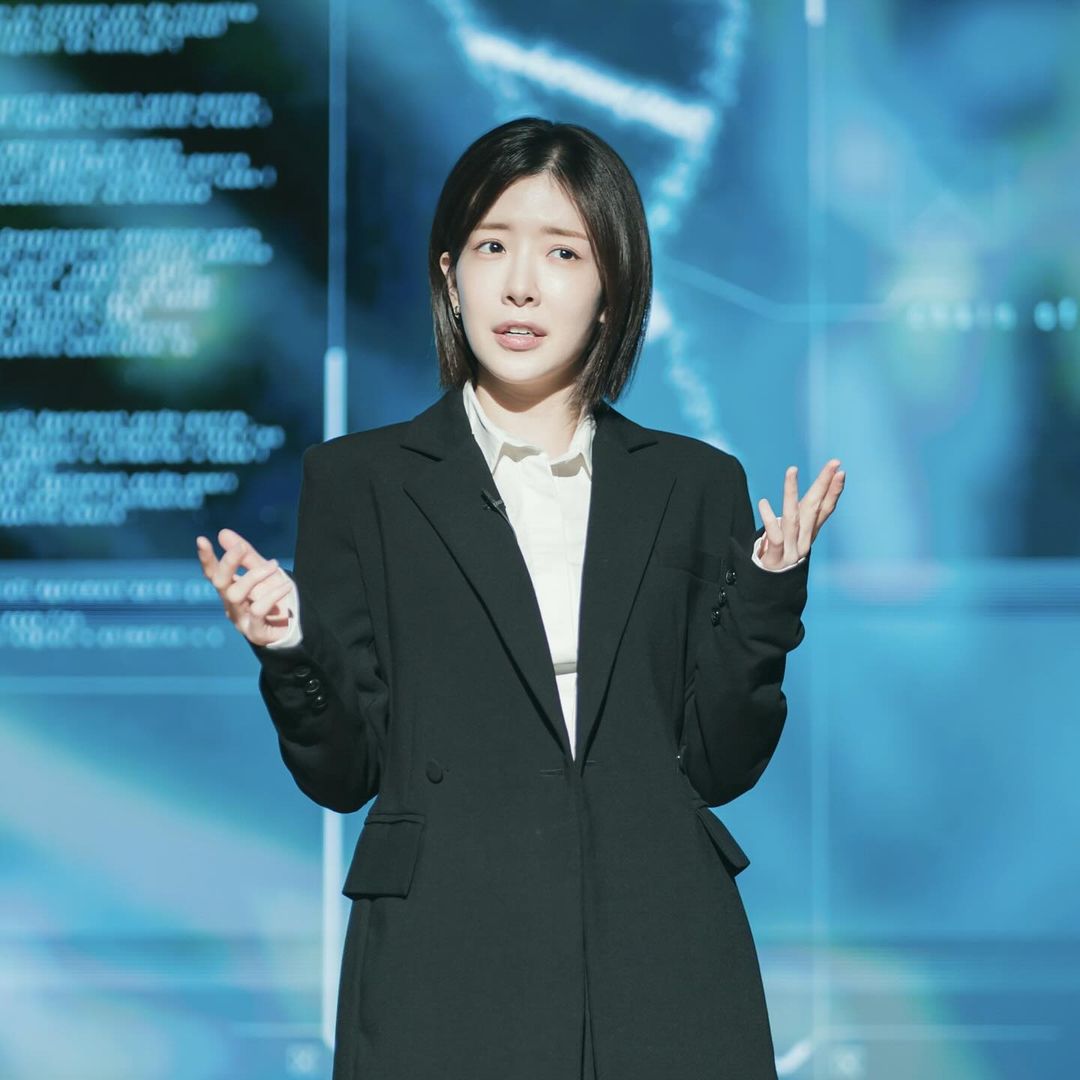 Jung In Sun Commands The Stage As She Gives Lecture About DNA In New Rom-Com 