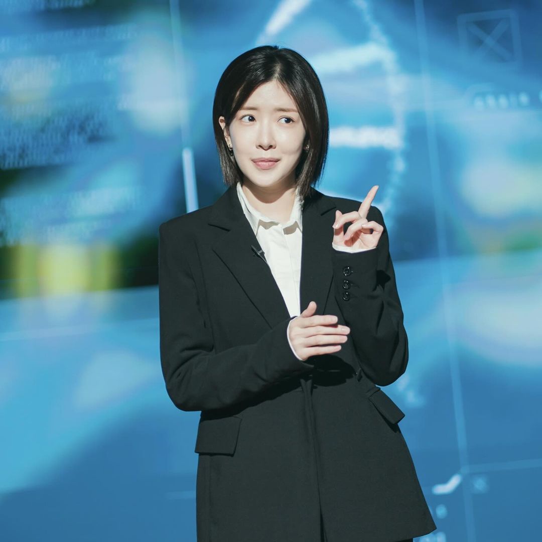 Jung In Sun Commands The Stage As She Gives Lecture About DNA In New Rom-Com 