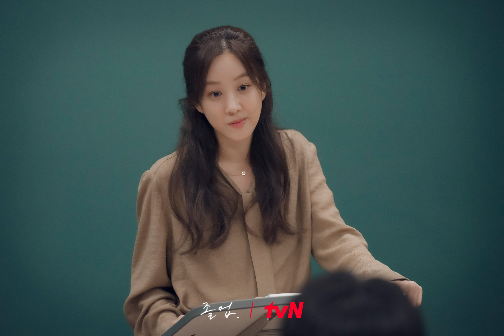 Wi Ha Joon And Jung Ryeo Won Hide In A Dark Classroom On 