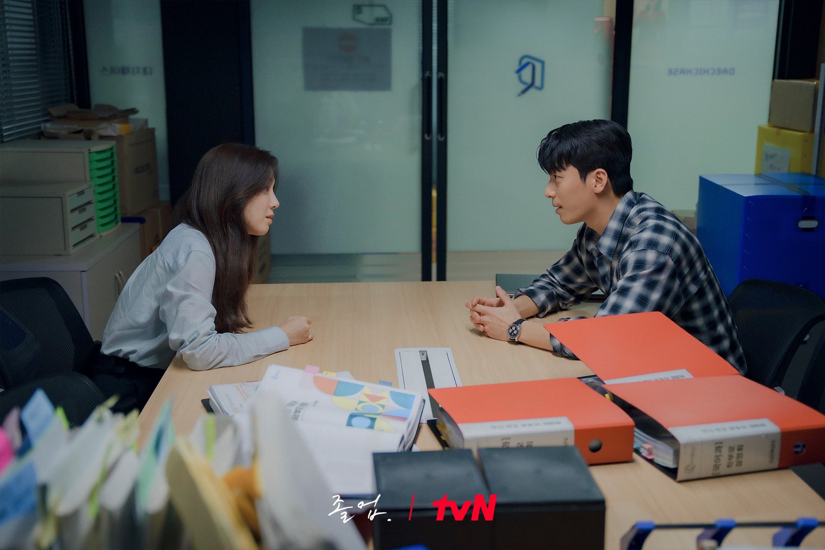 Wi Ha Joon And Jung Ryeo Won Hide In A Dark Classroom On 