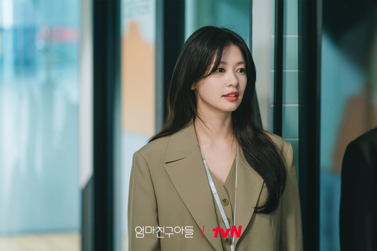 Jung So Min Gives A Killer Presentation In Outfit That Is Reminiscent Of Steve Jobs In New Drama 