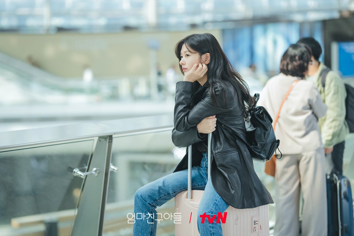 Jung So Min Gives A Killer Presentation In Outfit That Is Reminiscent Of Steve Jobs In New Drama 