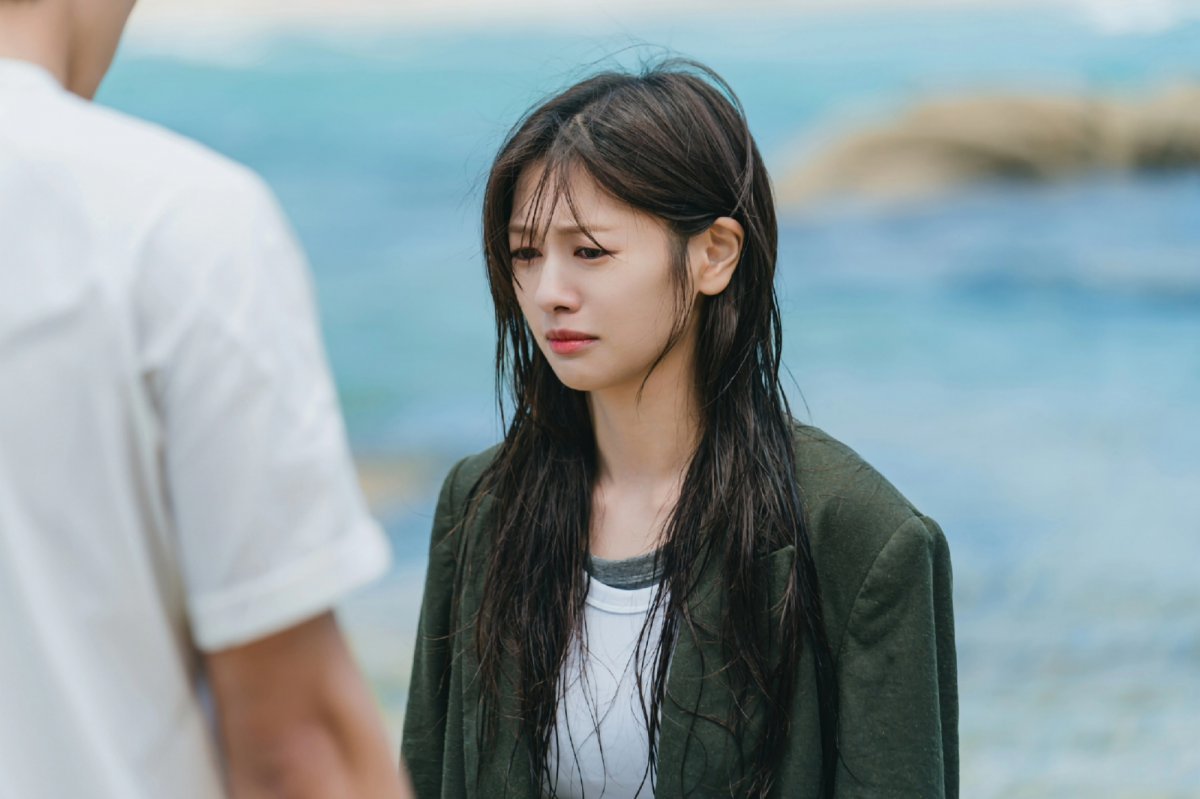 Jung So Min Bursts Into Tears After Jung Hae In Follows Her To The Seaside In 