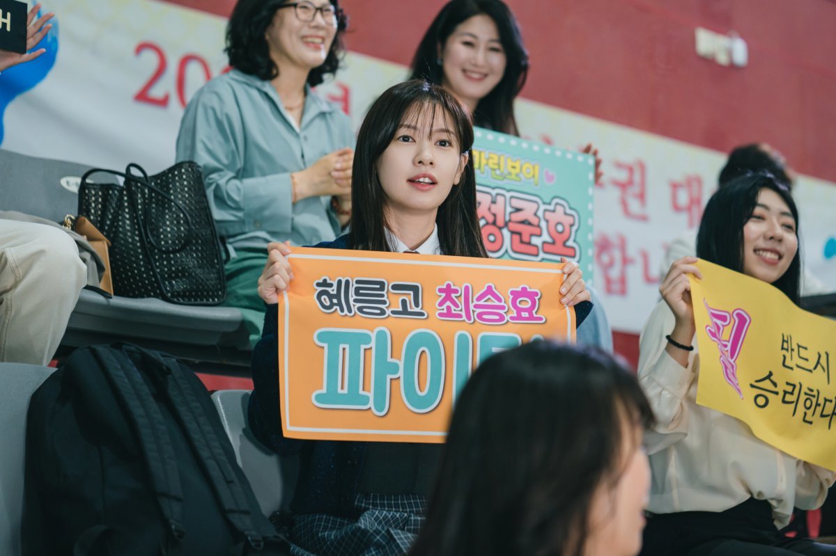 Jung Hae In Is Surprised To See Jung So Min Cheering Him On At A Swim Meet In 