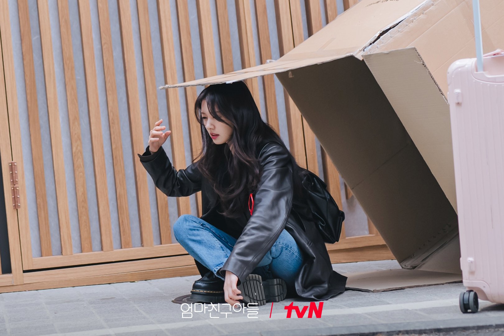 Jung Hae In Reunites With Jung So Min As She Desperately Tries To Hide From Her Parents In 