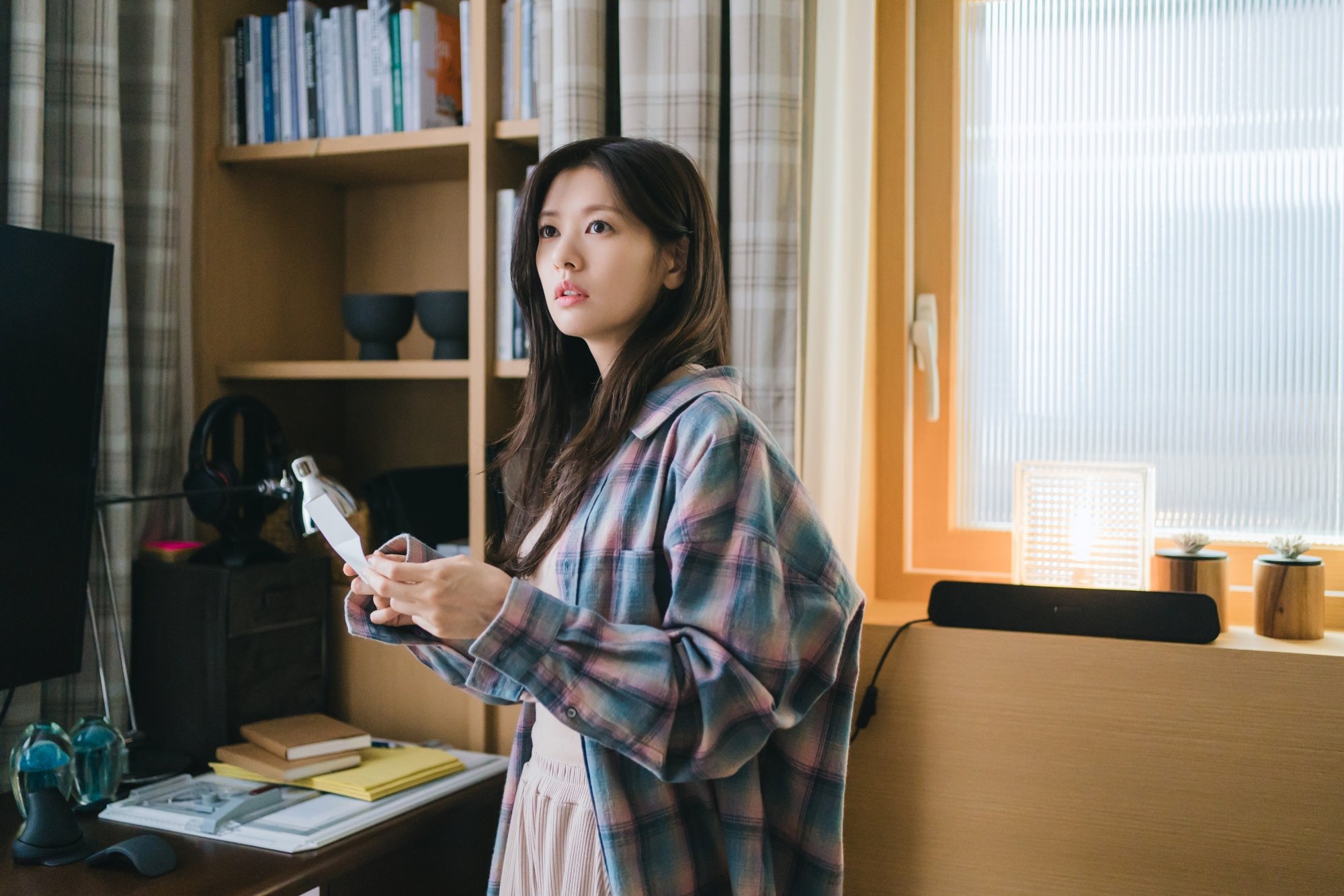 Jung So Min Finds Jung Hae In's Old Letter Confessing His Feelings For Her In 