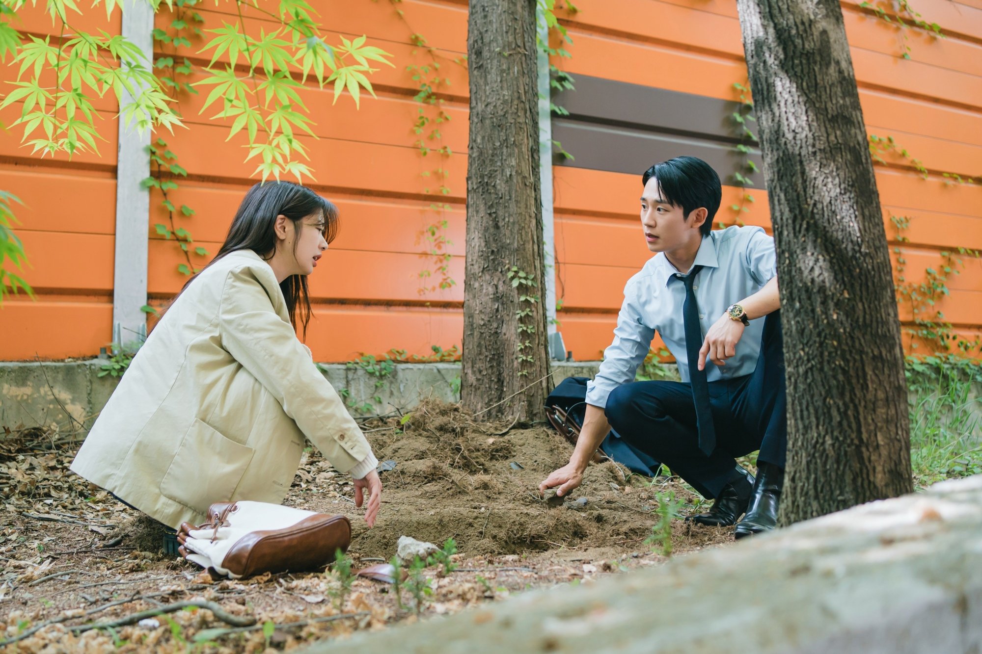 Jung Hae In And Jung So Min Go Back To Their High School Swimming Pool In 