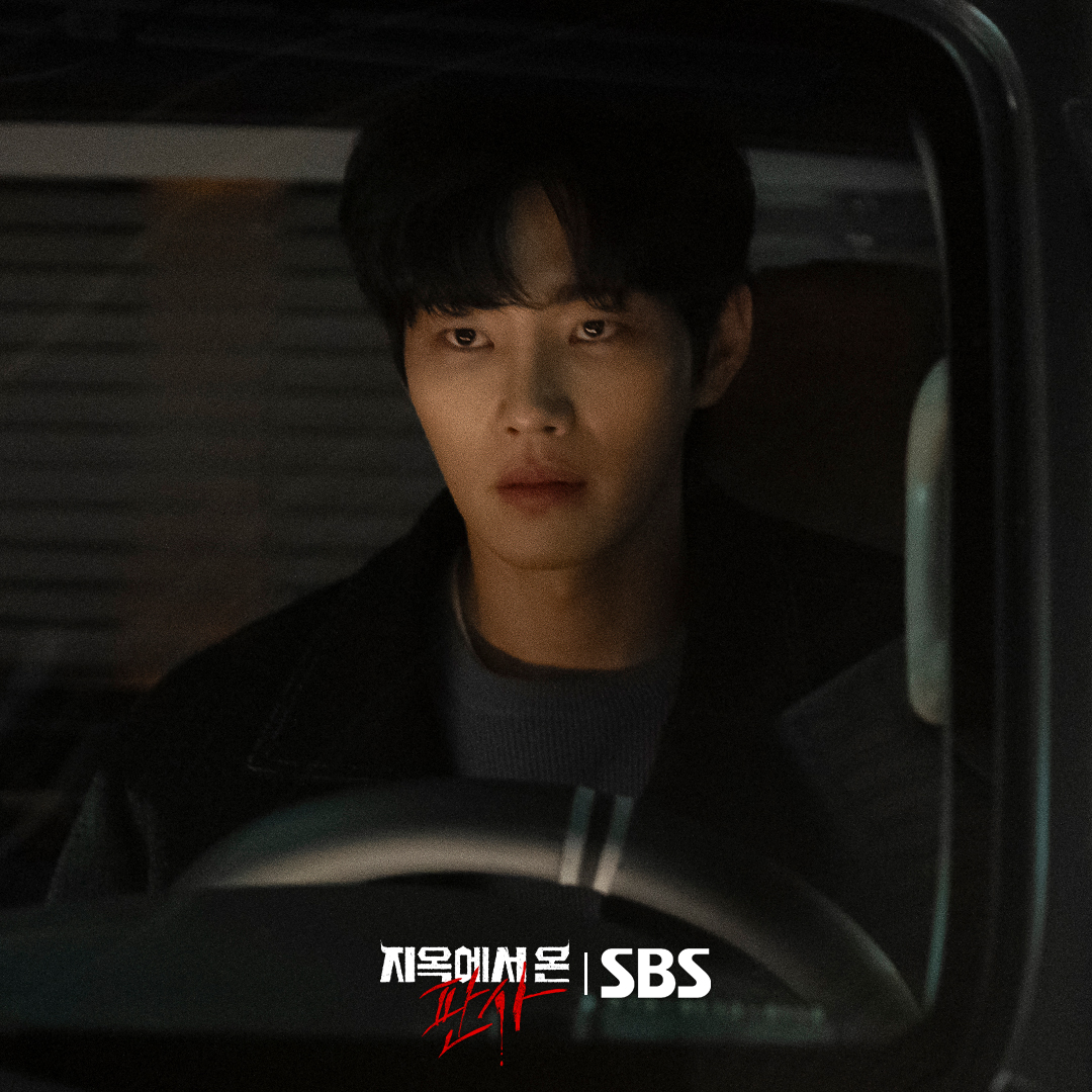 Detective Kim Jae Young Exudes Authority As He Captures A Suspect In 