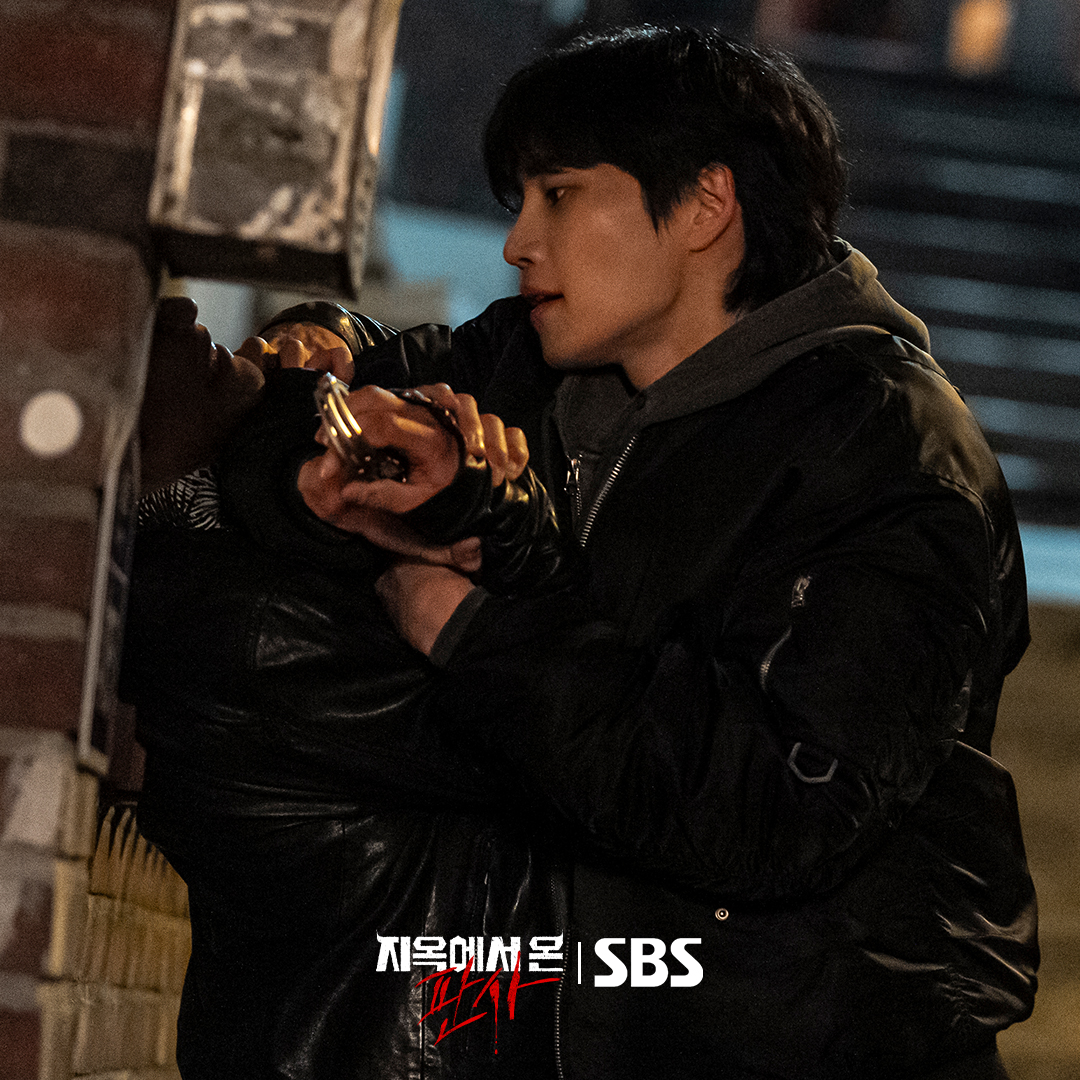 Detective Kim Jae Young Exudes Authority As He Captures A Suspect In 